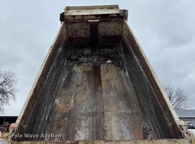 image for item ER0333 1998 Ford LT8513 dump truck