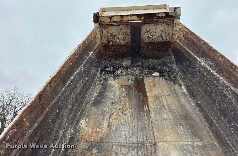 image for item ER0333 1998 Ford LT8513 dump truck