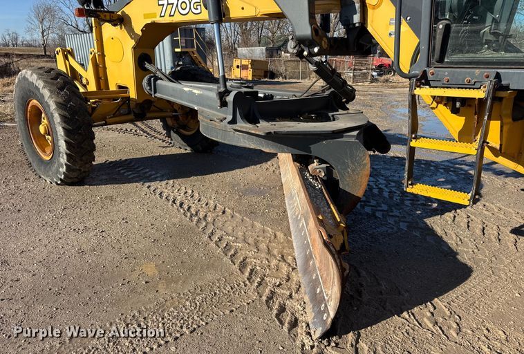 image for item ER0354 2015 John Deere 770G motor grader