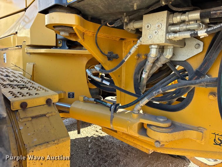 image for item ER0354 2015 John Deere 770G motor grader