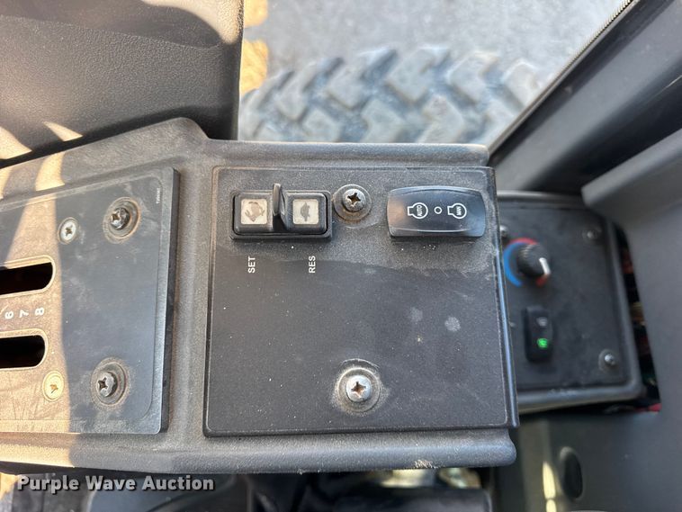 image for item ER0354 2015 John Deere 770G motor grader