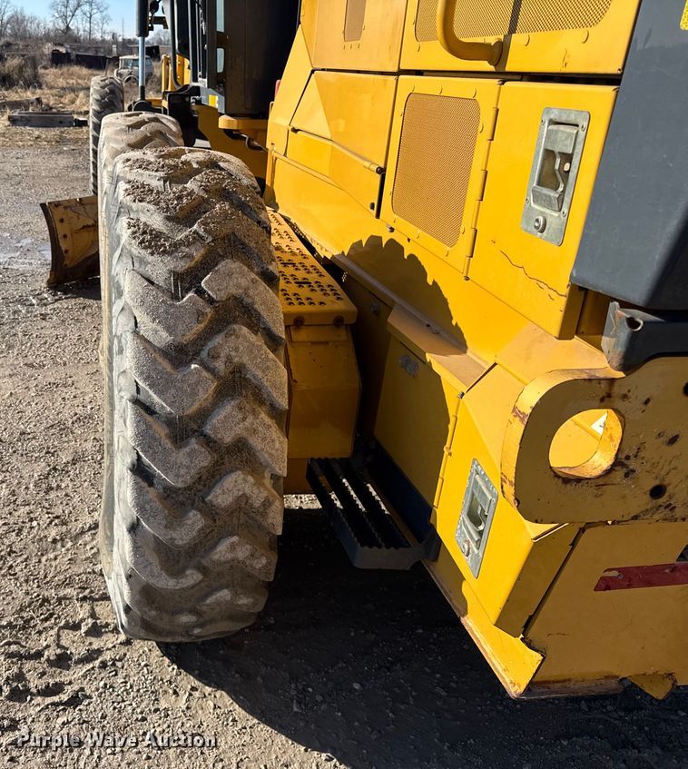 image for item ER0354 2015 John Deere 770G motor grader