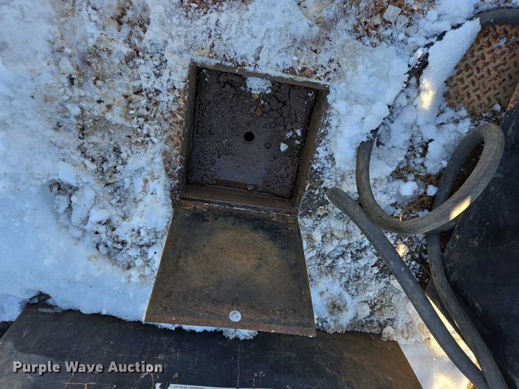 image for item ES2636 1999 Ford F250 flatbed pickup truck