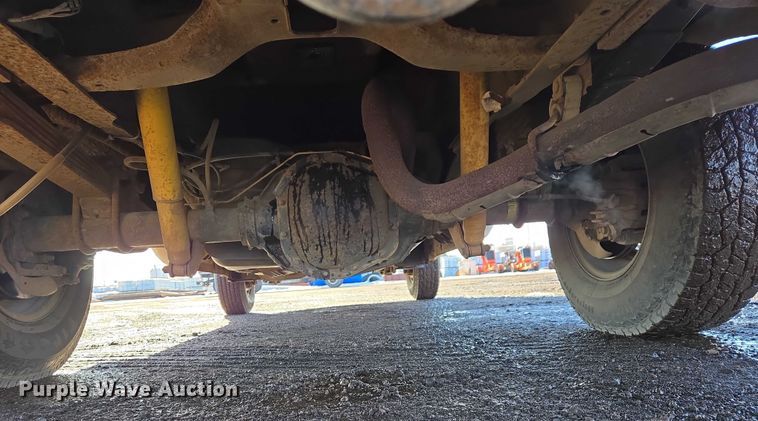 image for item ES2636 1999 Ford F250 flatbed pickup truck