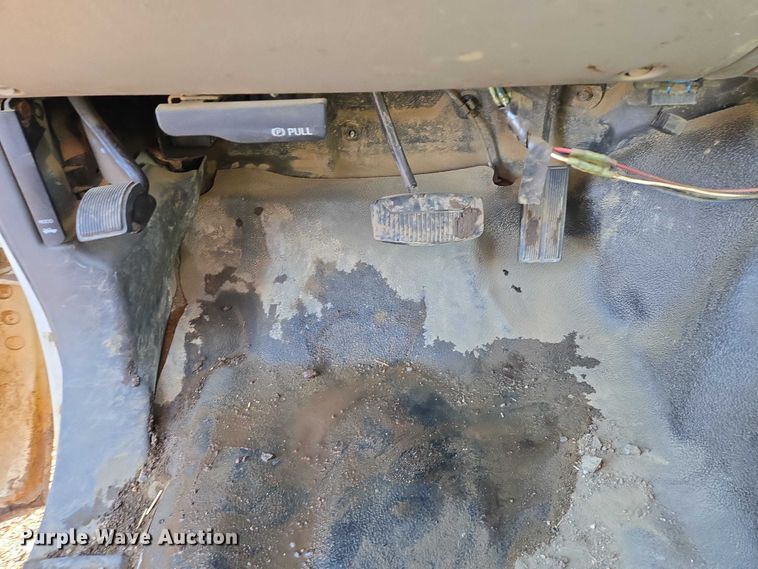 image for item ES2636 1999 Ford F250 flatbed pickup truck