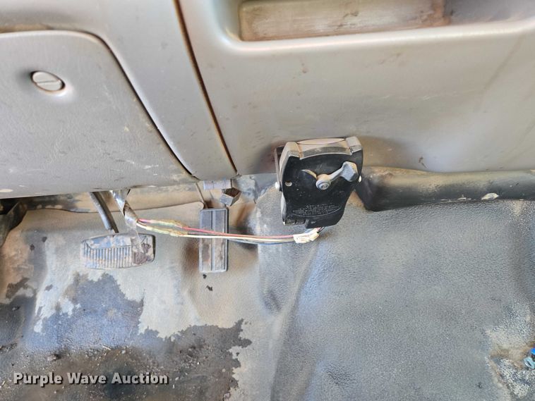 image for item ES2636 1999 Ford F250 flatbed pickup truck