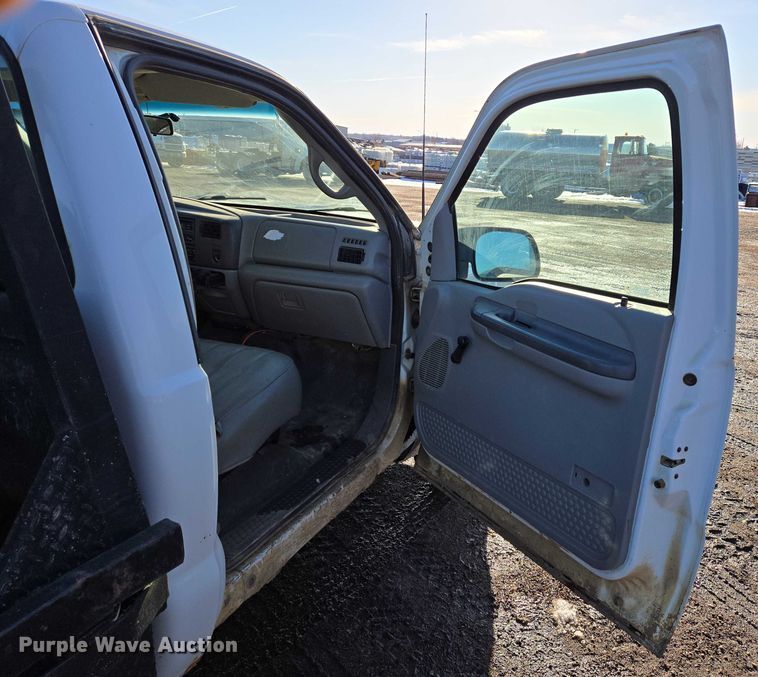 image for item ES2636 1999 Ford F250 flatbed pickup truck