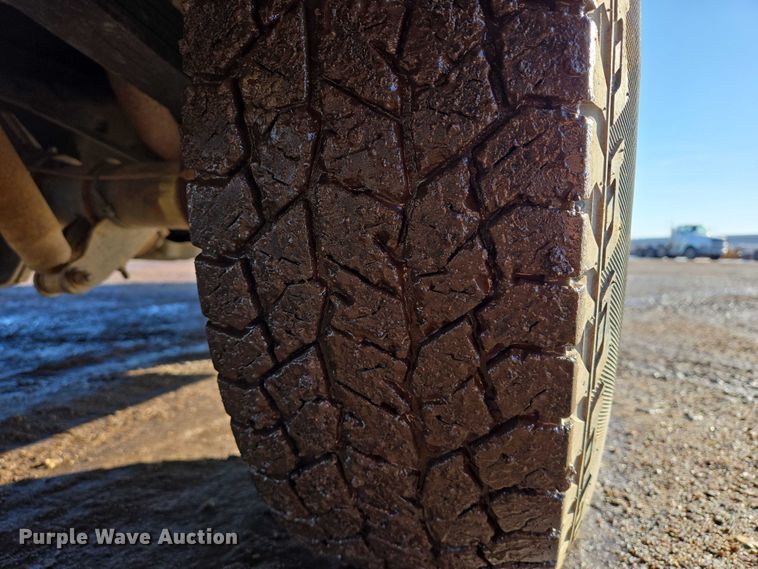 image for item ES2636 1999 Ford F250 flatbed pickup truck