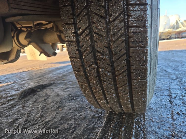 image for item ES2636 1999 Ford F250 flatbed pickup truck