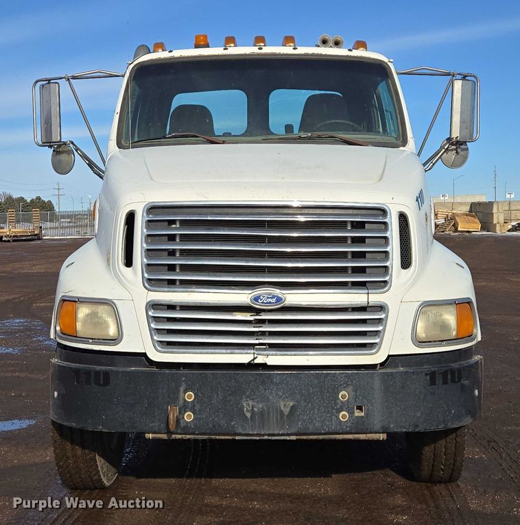 image for item ES2637 1996 Ford AT9513 semi truck