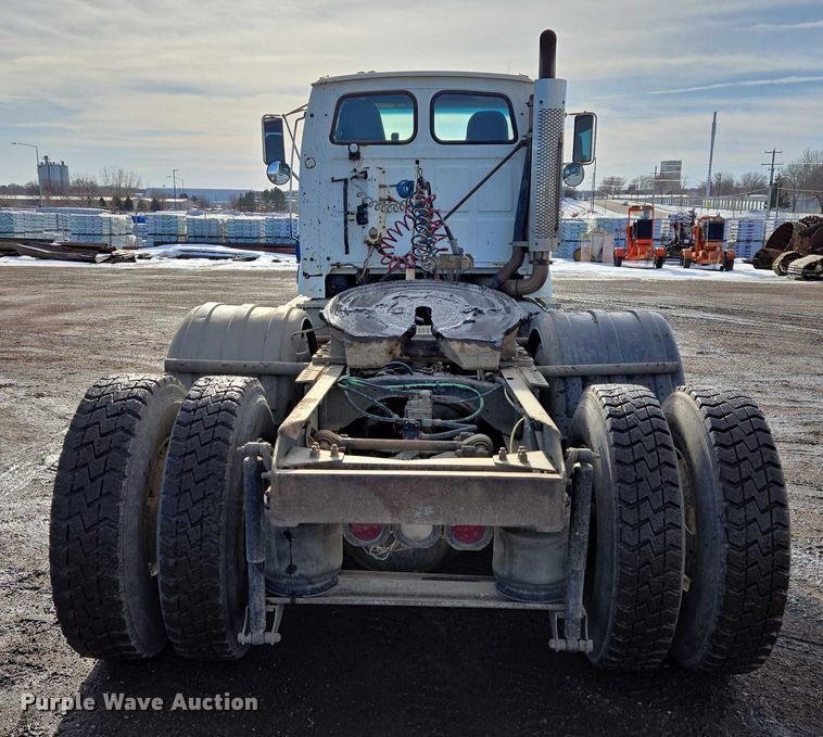 image for item ES2637 1996 Ford AT9513 semi truck