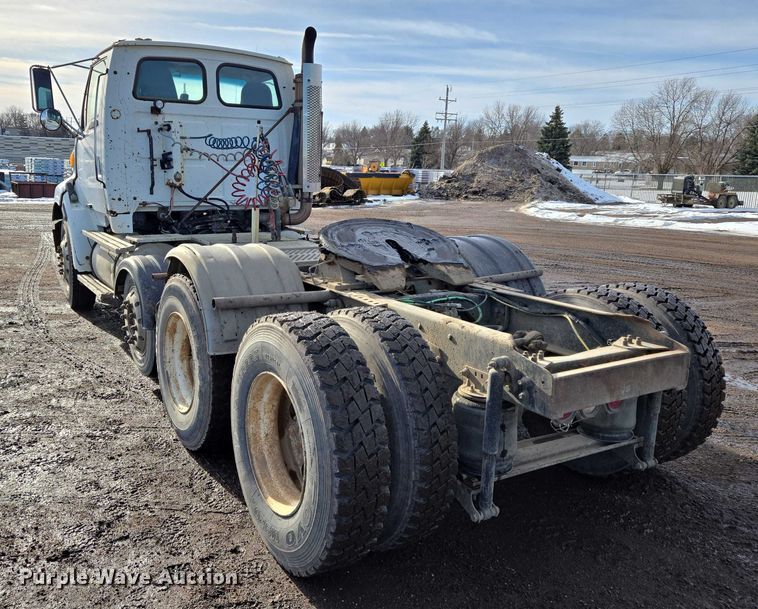 image for item ES2637 1996 Ford AT9513 semi truck