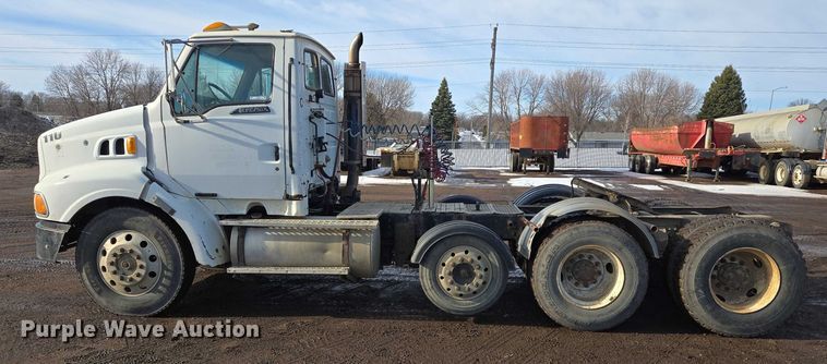 image for item ES2637 1996 Ford AT9513 semi truck