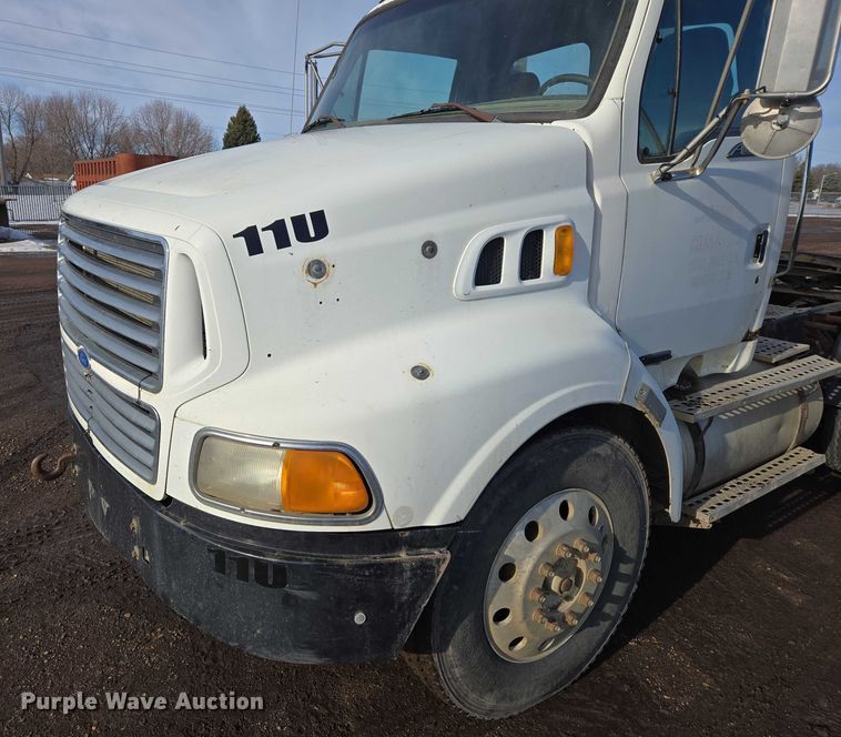 image for item ES2637 1996 Ford AT9513 semi truck