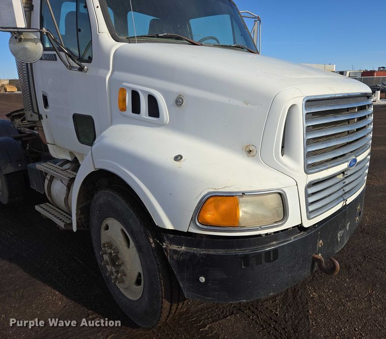 image for item ES2637 1996 Ford AT9513 semi truck