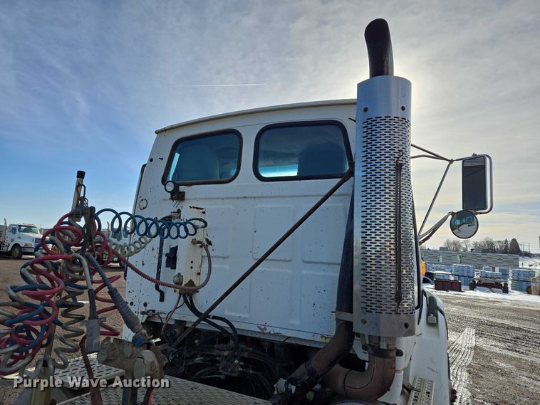 image for item ES2637 1996 Ford AT9513 semi truck