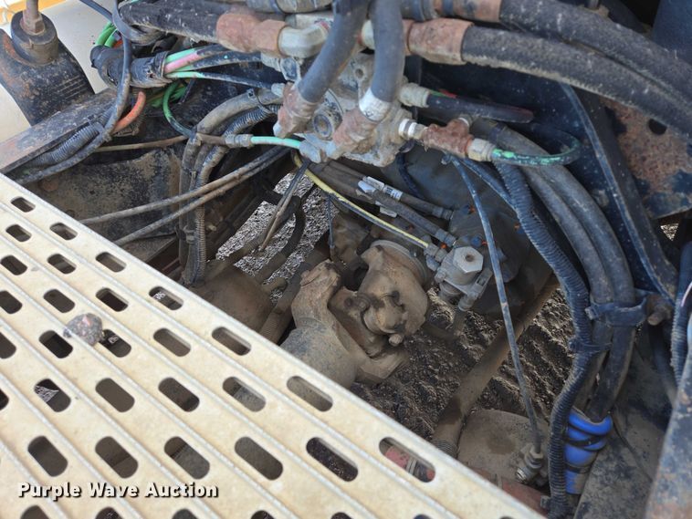 image for item ES2637 1996 Ford AT9513 semi truck