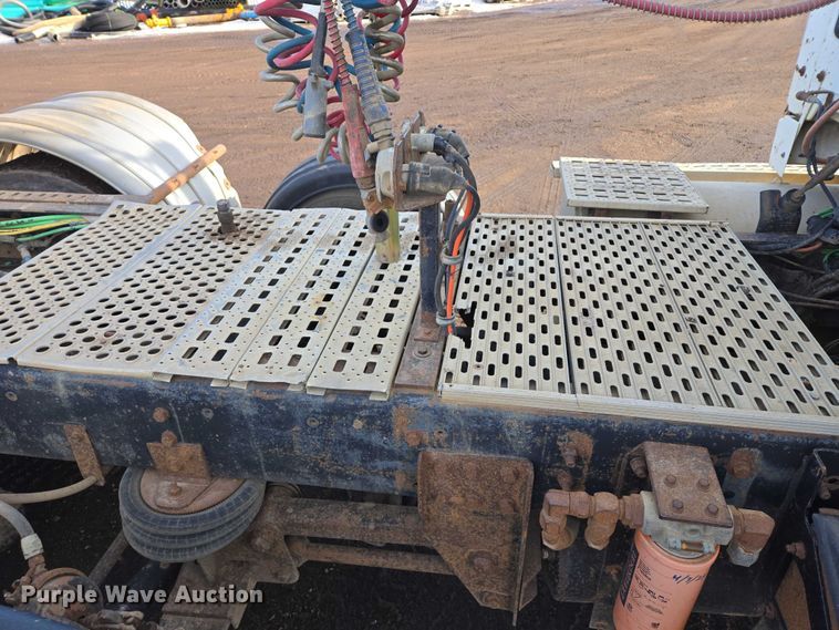 image for item ES2637 1996 Ford AT9513 semi truck