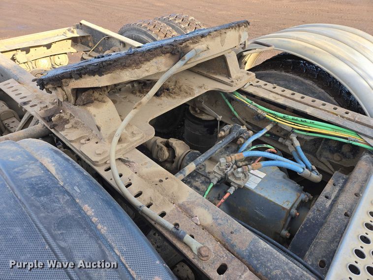 image for item ES2637 1996 Ford AT9513 semi truck