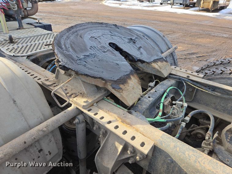 image for item ES2637 1996 Ford AT9513 semi truck