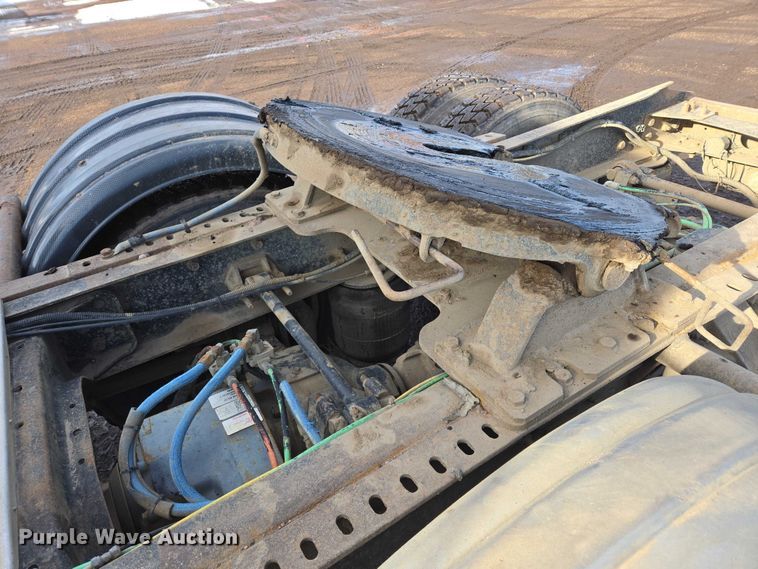 image for item ES2637 1996 Ford AT9513 semi truck