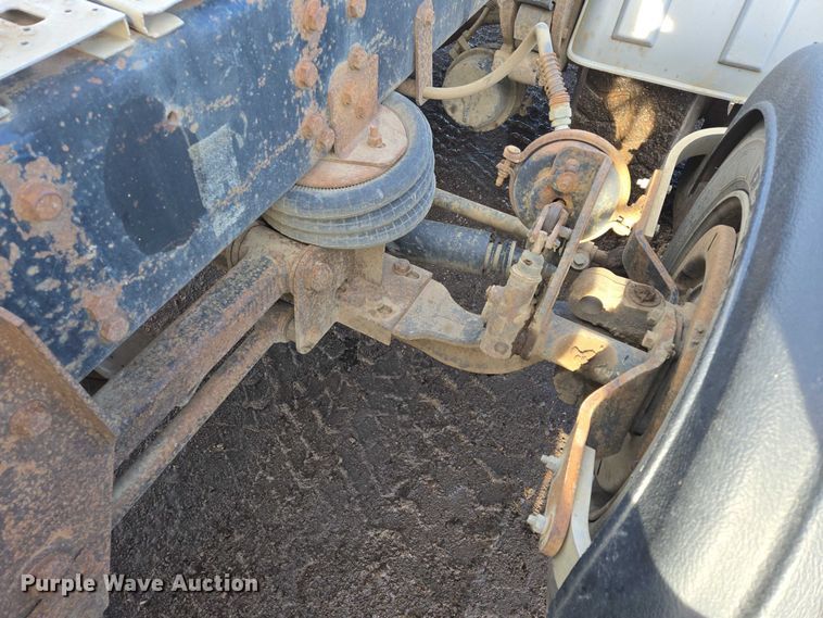 image for item ES2637 1996 Ford AT9513 semi truck