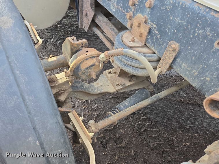 image for item ES2637 1996 Ford AT9513 semi truck