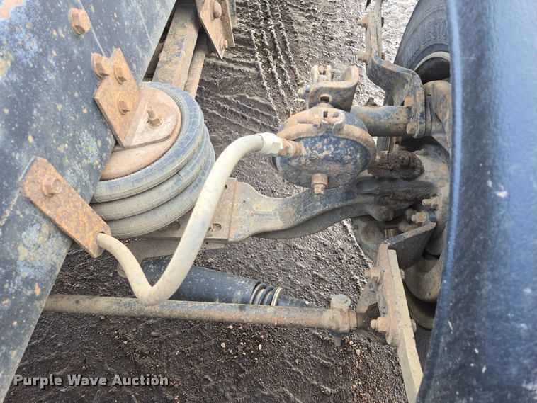 image for item ES2637 1996 Ford AT9513 semi truck