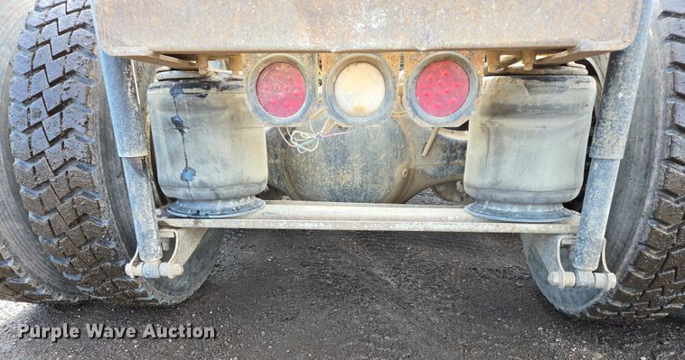 image for item ES2637 1996 Ford AT9513 semi truck