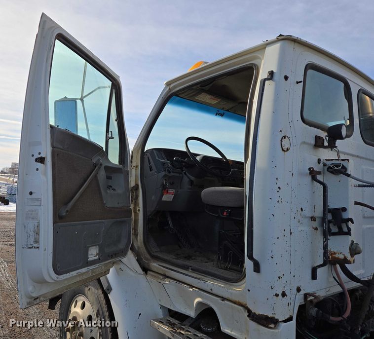 image for item ES2637 1996 Ford AT9513 semi truck