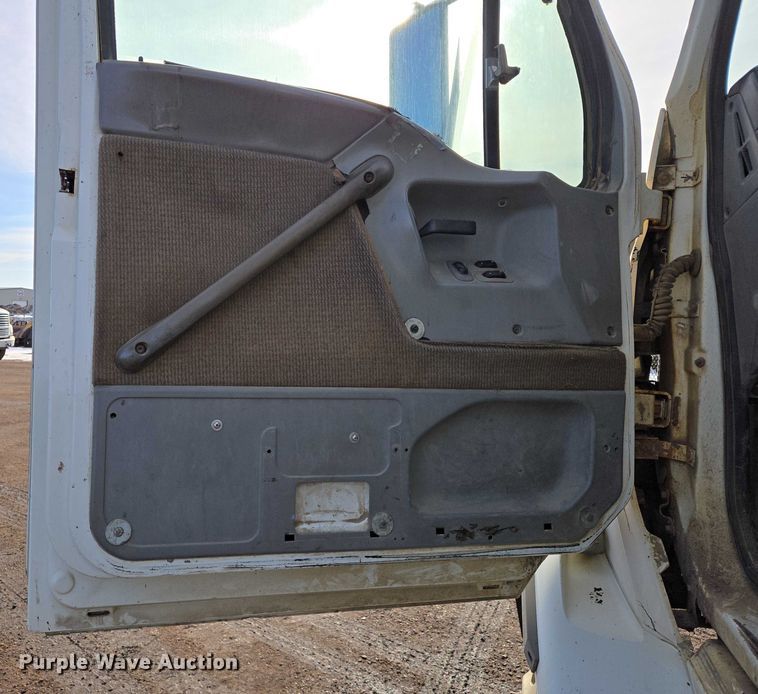 image for item ES2637 1996 Ford AT9513 semi truck