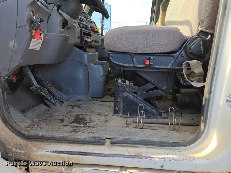 image for item ES2637 1996 Ford AT9513 semi truck