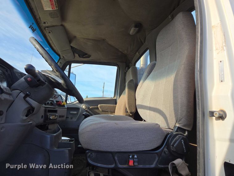 image for item ES2637 1996 Ford AT9513 semi truck