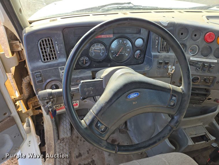 image for item ES2637 1996 Ford AT9513 semi truck