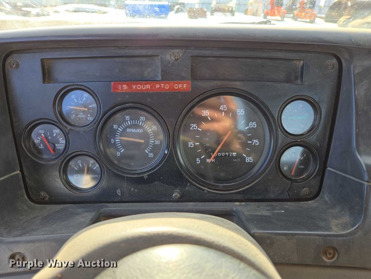 image for item ES2637 1996 Ford AT9513 semi truck