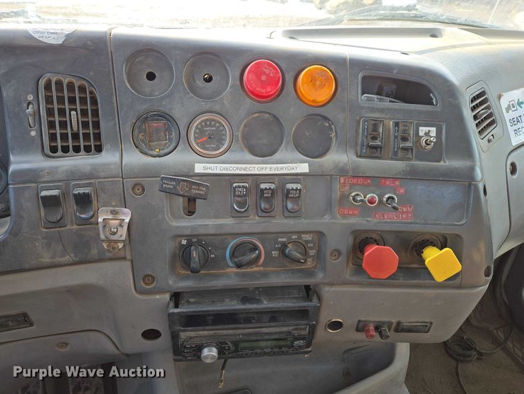 image for item ES2637 1996 Ford AT9513 semi truck