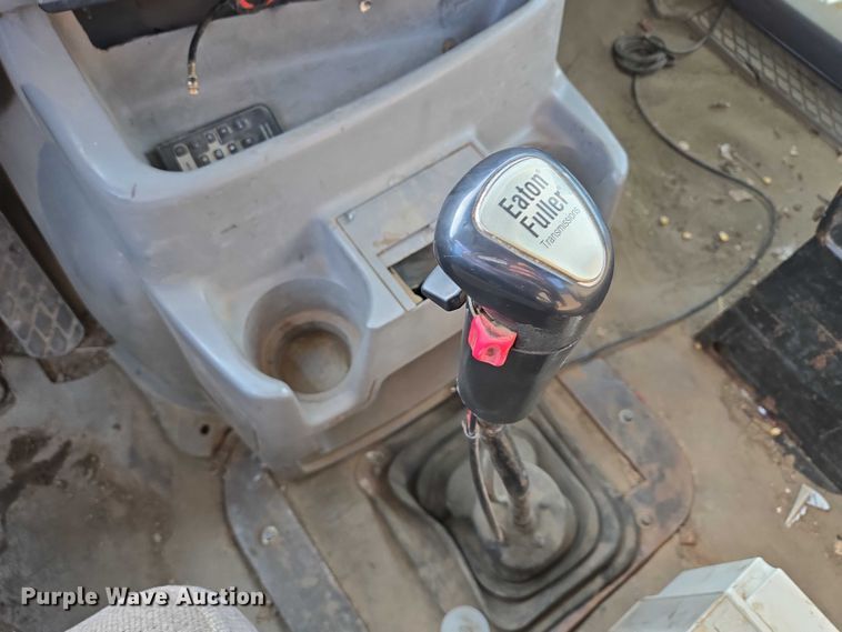 image for item ES2637 1996 Ford AT9513 semi truck