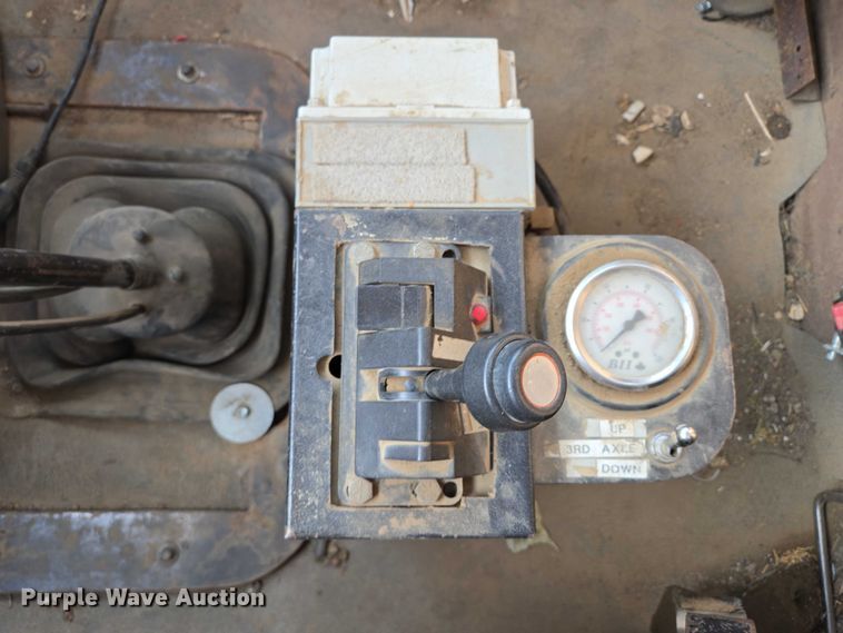 image for item ES2637 1996 Ford AT9513 semi truck