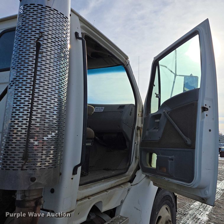 image for item ES2637 1996 Ford AT9513 semi truck