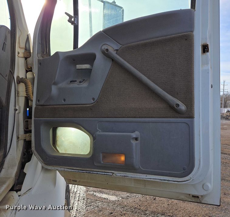 image for item ES2637 1996 Ford AT9513 semi truck