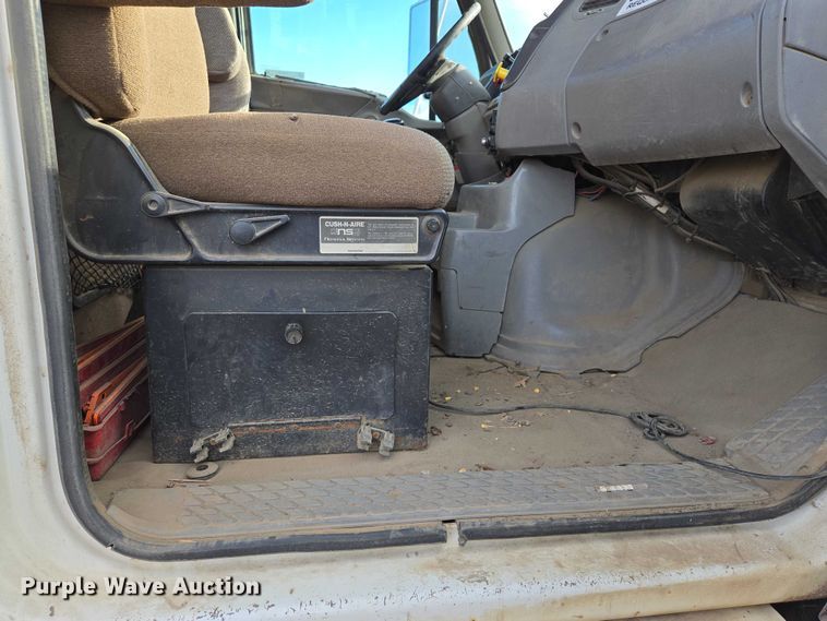 image for item ES2637 1996 Ford AT9513 semi truck