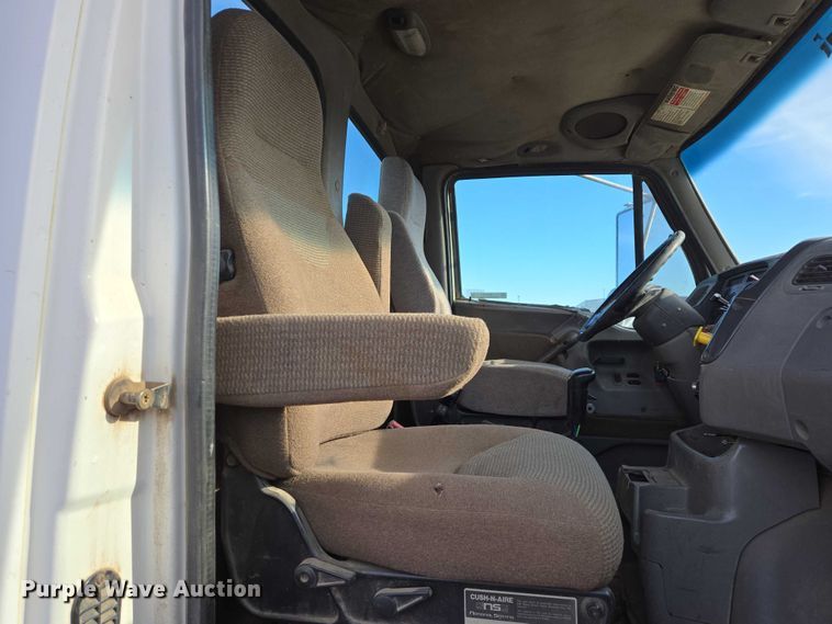 image for item ES2637 1996 Ford AT9513 semi truck