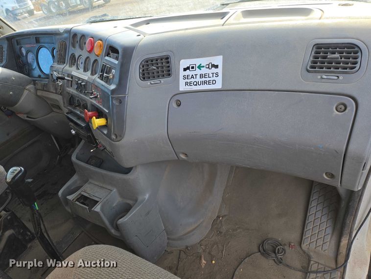 image for item ES2637 1996 Ford AT9513 semi truck