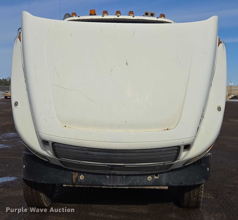 image for item ES2637 1996 Ford AT9513 semi truck