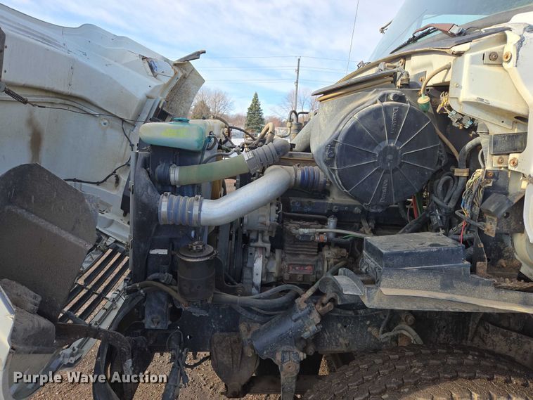 image for item ES2637 1996 Ford AT9513 semi truck