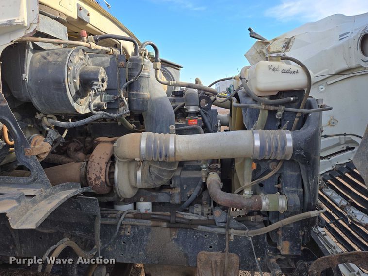 image for item ES2637 1996 Ford AT9513 semi truck