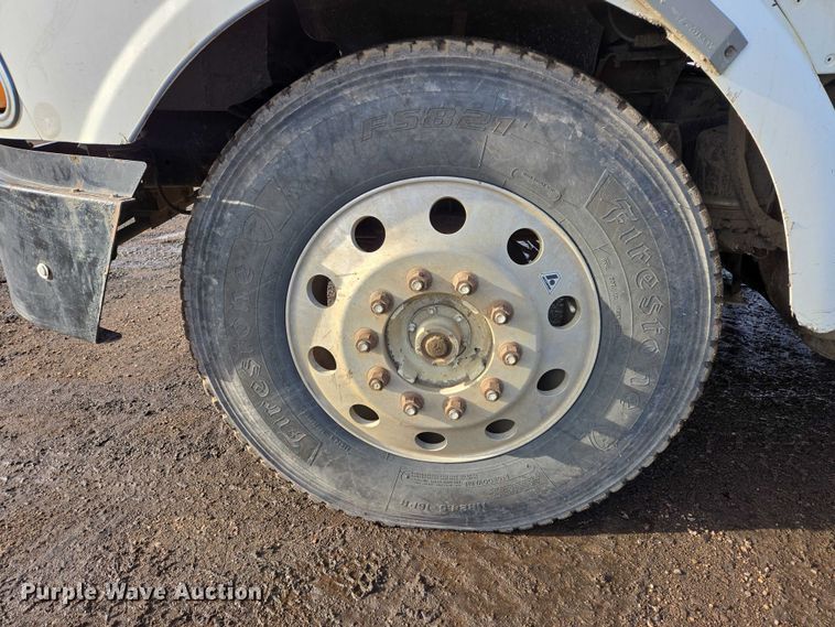 image for item ES2637 1996 Ford AT9513 semi truck