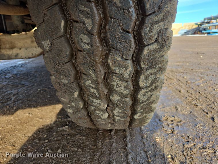 image for item ES2637 1996 Ford AT9513 semi truck