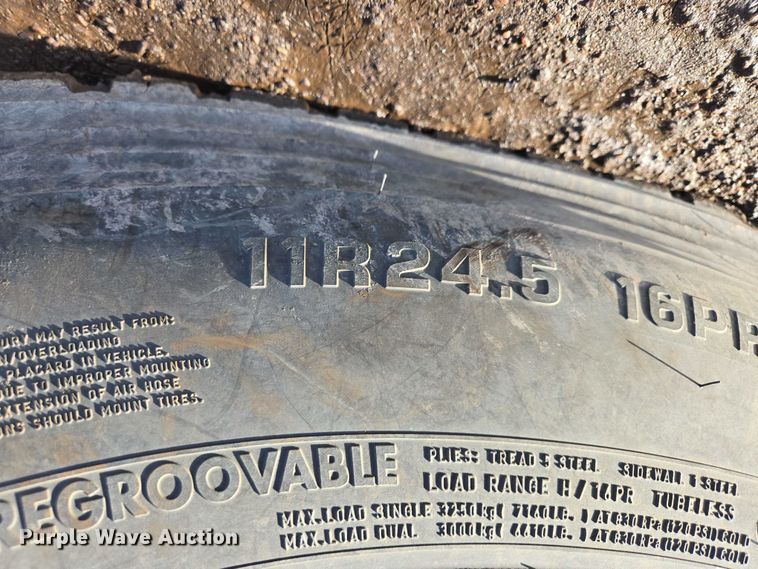 image for item ES2637 1996 Ford AT9513 semi truck