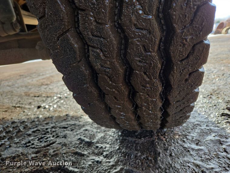 image for item ES2637 1996 Ford AT9513 semi truck